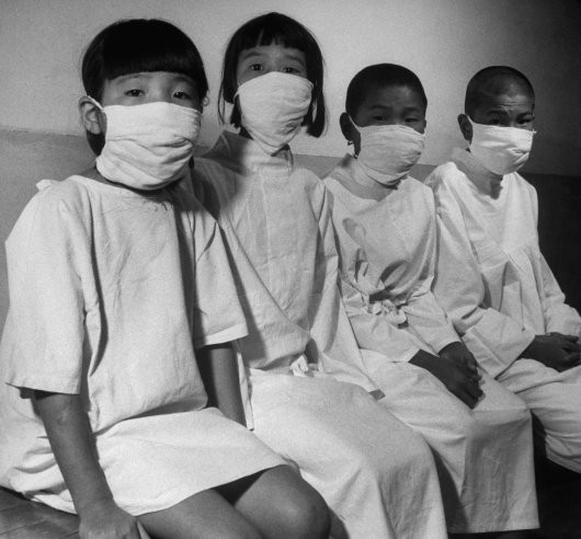 Những đứa trẻ ở Hiroshima chờ đến lượt mình để kiểm tra sức khoẻ. Những đứa trẻ ở Hiroshima chờ đến lượt mình để kiểm tra sức khoẻ.