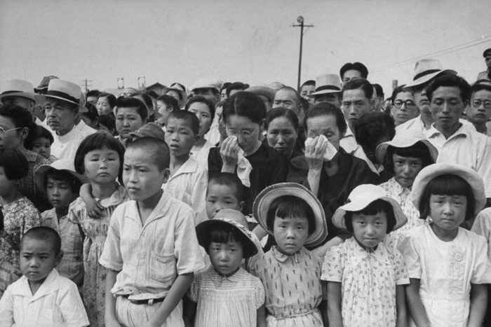 Người dân Nhật khóc thương cho người thân, bạn bè - những người đã thiệt mạng trong vụ nổ năm 1945. Người dân Nhật khóc thương cho người thân, bạn bè - những người đã thiệt mạng trong vụ nổ năm 1945.