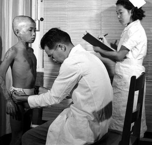 Bác sỹ nhi khoa đang khám bệnh cho cậu bé vào năm 1949 - một trong những nạn nhân của thảm hoạ ném bom nguyên tử. Bác sỹ nhi khoa đang khám bệnh cho cậu bé vào năm 1949 - một trong những nạn nhân của thảm hoạ ném bom nguyên tử.