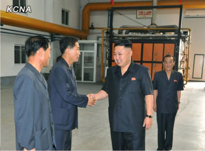 Kim Jong-un đã động viên, bắt tay các nhân viên nhà máy. Chuyến thăm đã thể hiện sự quan tâm tới nền kinh tế cũng như những nỗ lực phát triển đất nước mà nhiều nhà phân tích cho rằng, ông đang bắt tay vào công cuộc cải cách nền kinh tế đang gặp khó khăn. Kim Jong-un đã động viên, bắt tay các nhân viên nhà máy. Chuyến thăm đã thể hiện sự quan tâm tới nền kinh tế cũng như những nỗ lực phát triển đất nước mà nhiều nhà phân tích cho rằng, ông đang bắt tay vào công cuộc cải cách nền kinh tế đang gặp khó khăn.