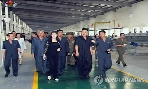 Luôn đi bên cạnh ở một khoảng cách nhất định là Đệ phu nhân của nhà lãnh đạo Kim Jong-un. Bà đã tạo ra nhiều ngạc nhiên khi lần đầu tiên xuất hiện trước công chúng trong một bộ quần áo màu đen, thay vì những chiếc váy như trước đây. Luôn đi bên cạnh ở một khoảng cách nhất định là Đệ phu nhân của nhà lãnh đạo Kim Jong-un. Bà đã tạo ra nhiều ngạc nhiên khi lần đầu tiên xuất hiện trước công chúng trong một bộ quần áo màu đen, thay vì những chiếc váy như trước đây.