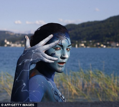 Hay khi tạo dáng bên cảnh quan thiên nhiên của nước Áo.