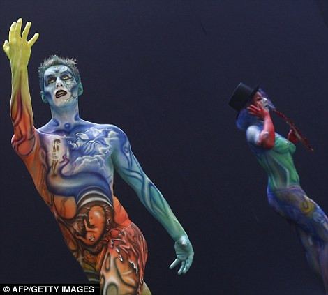 Những người mẫu gây ấn tượng trong các tư thế tạo dáng.