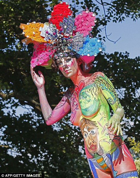 Hay đi kèm với một chiếc mũ khổng lồ.