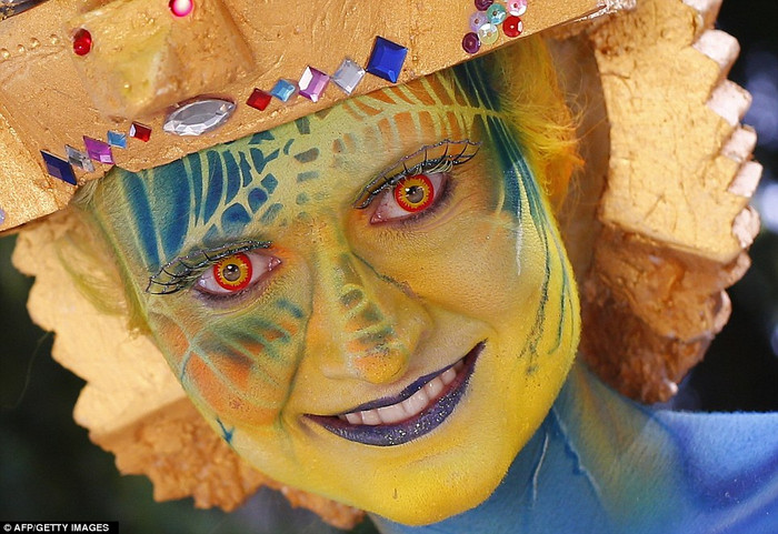 Người mẫu này còn đeo kính áp tròng kỳ lạ với quyết tâm giành giải cao nhất tại lễ hội.