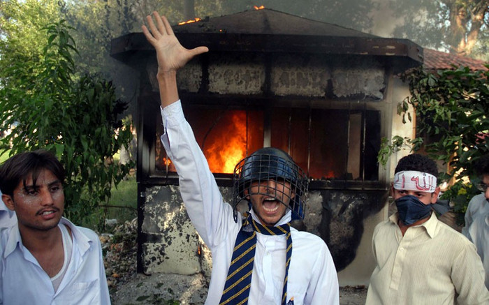 Một sinh viên đội mũ bảo hiểm cướp được từ một cảnh sát chống bạo động. Một sinh viên đội mũ bảo hiểm cướp được từ một cảnh sát chống bạo động.