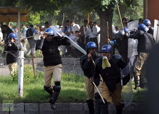 Cảnh sát nỗ lực giải tán đám đông biểu tình trước Đại sứ quán Mỹ tại Pakistan.