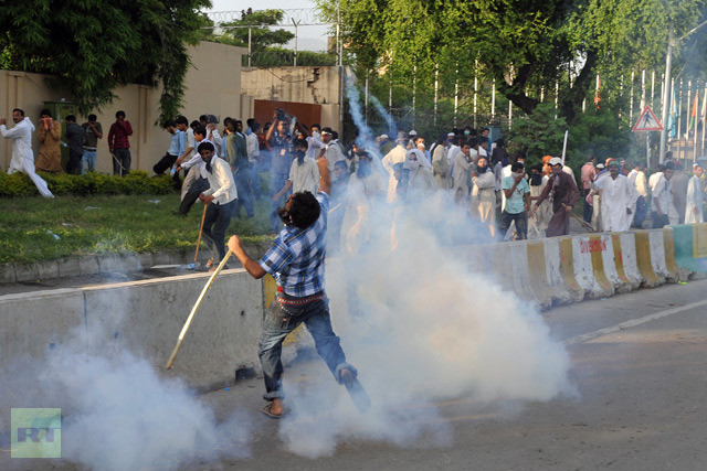 Cuộc biểu tình đã nhanh chóng trở thành cuộc đụng độ ác liệt giữa hơn 1000 người với cảnh sát. Cuộc biểu tình đã nhanh chóng trở thành cuộc đụng độ ác liệt giữa hơn 1000 người với cảnh sát.