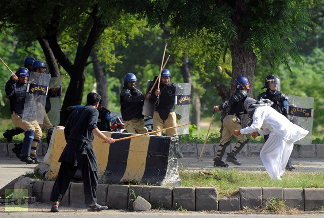 Phóng viên hãng tin RT Tariq Mohiyuddin cho biết: "Những người biểu tình đã cố gắng tấn công một số Đại sứ quán, nhưng họ đã bị cảnh sát chặn lại. Cảnh sát còn yêu cầu quân tiếp viện từ lực lượng Rangers và quân đội vì cuộc biểu tình đã ra khỏi tầm kiểm soát của họ". Phóng viên hãng tin RT Tariq Mohiyuddin cho biết: "Những người biểu tình đã cố gắng tấn công một số Đại sứ quán, nhưng họ đã bị cảnh sát chặn lại. Cảnh sát còn yêu cầu quân tiếp viện từ lực lượng Rangers và quân đội vì cuộc biểu tình đã ra khỏi tầm kiểm soát của họ".