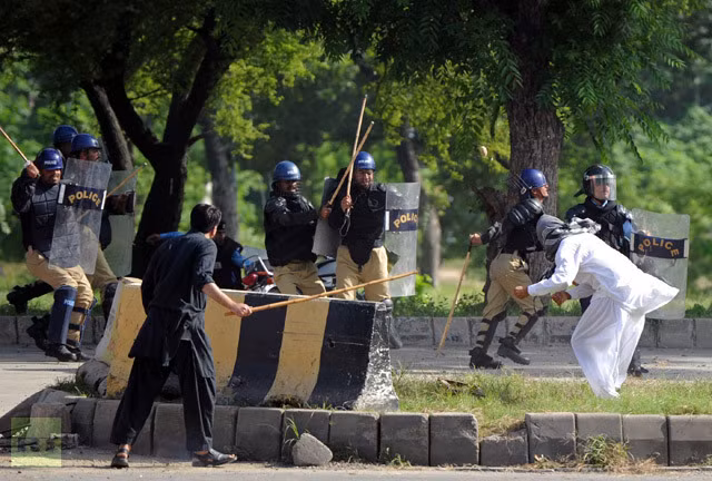 Phóng viên hãng tin RT Tariq Mohiyuddin cho biết: "Những người biểu tình đã cố gắng tấn công một số Đại sứ quán, nhưng họ đã bị cảnh sát chặn lại. Cảnh sát còn yêu cầu quân tiếp viện từ lực lượng Rangers và quân đội vì cuộc biểu tình đã ra khỏi tầm kiểm soát của họ".