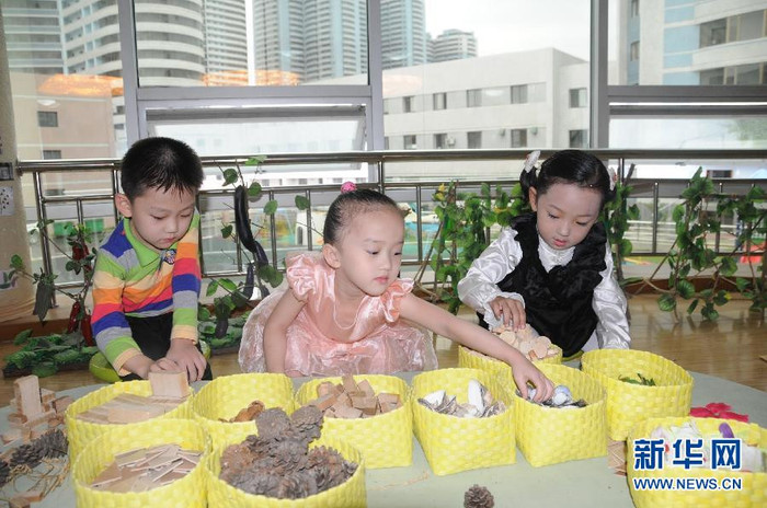 Các bé đang chơi với nhau tại trường mẫu giáo. Các bé đang chơi với nhau tại trường mẫu giáo.