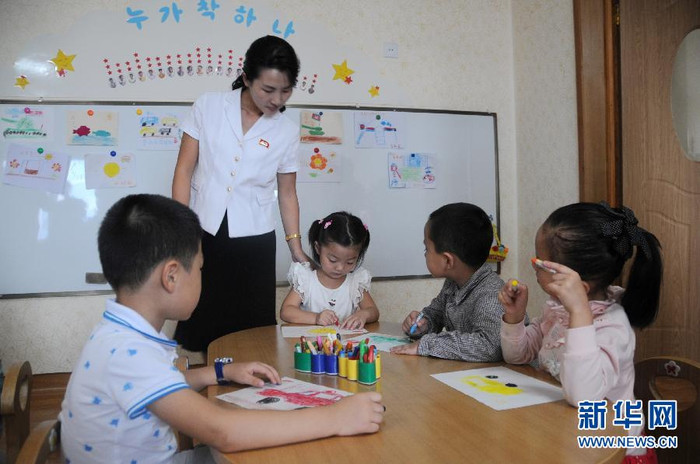 Cô giáo hướng dẫn các bé vẽ tranh. Cô giáo hướng dẫn các bé vẽ tranh.