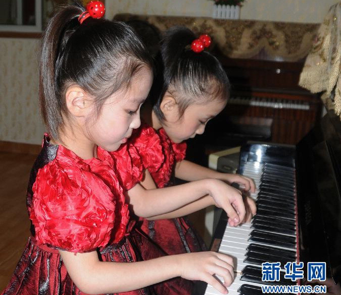 Hai bé gái đang chơi piano tại trường mẫu giáo Kyongsang ở Bình Nhưỡng. Hai bé gái đang chơi piano tại trường mẫu giáo Kyongsang ở Bình Nhưỡng.