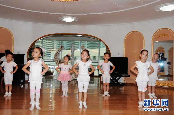 Các bé trai, bé gái đang học múa tại trường mẫu giáo. Các bé trai, bé gái đang học múa tại trường mẫu giáo.