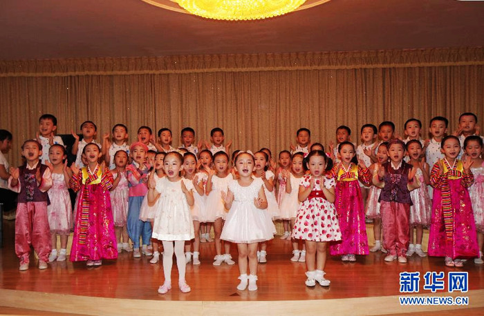 Sau những buổi tập luyện, các bé được tham gia biểu diễn trước khán giả. Sau những buổi tập luyện, các bé được tham gia biểu diễn trước khán giả.