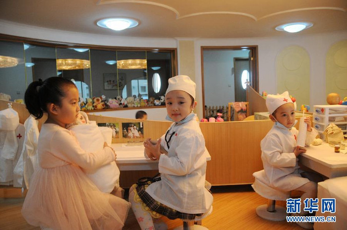 Cơ sở vật chất của trường mẫu giáo Kyongsang được trang bị khá đầy đủ, hiện đại. Trẻ em Bắc Triều Tiên có thể tham gia vào nhiều trò chơi với nhau như tự đóng vai bác sĩ khám sức khỏe cho bệnh nhân. Cơ sở vật chất của trường mẫu giáo Kyongsang được trang bị khá đầy đủ, hiện đại. Trẻ em Bắc Triều Tiên có thể tham gia vào nhiều trò chơi với nhau như tự đóng vai bác sĩ khám sức khỏe cho bệnh nhân.
