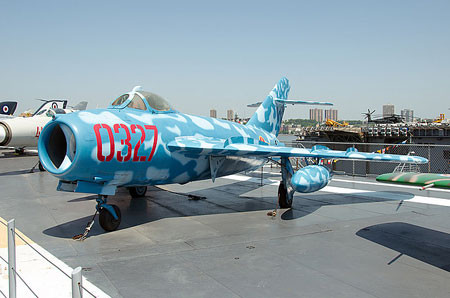 Tiêm kích MiG-17F (số hiệu 0327) trên boong phóng máy bay tàu sân bay USS Intrepid lớp Essex. Chiếc MiG-17 này thực chất do Ba Lan sản xuất, Lim 5. Năm 1966, USS Intrepid (CV-11) được điều động tới tham gia các chiến dịch không kích miền Bắc Việt Nam. Theo nguồn tin của Mỹ, một máy bay của USS Intrepid đã bắn hạ được MiG-17 của Việt Nam. Không rõ, liệu số hiệu trên máy bay có thực sự là của chiếc MiG bị bắn hạ. Tiêm kích MiG-17F (số hiệu 0327) trên boong phóng máy bay tàu sân bay USS Intrepid lớp Essex. Chiếc MiG-17 này thực chất do Ba Lan sản xuất, Lim 5. Năm 1966, USS Intrepid (CV-11) được điều động tới tham gia các chiến dịch không kích miền Bắc Việt Nam. Theo nguồn tin của Mỹ, một máy bay của USS Intrepid đã bắn hạ được MiG-17 của Việt Nam. Không rõ, liệu số hiệu trên máy bay có thực sự là của chiếc MiG bị bắn hạ.