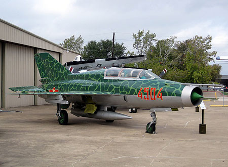 Biến thể huấn luyện hai chỗ ngồi MiG-21UM (số hiệu 4054) tại Bảo tàng hàng không Cavanaugh (bang Texas). Ngày nay, những chiếc MiG-21UM vẫn hoạt động trong Không quân Nhân dân Việt Nam. Biến thể huấn luyện hai chỗ ngồi MiG-21UM (số hiệu 4054) tại Bảo tàng hàng không Cavanaugh (bang Texas). Ngày nay, những chiếc MiG-21UM vẫn hoạt động trong Không quân Nhân dân Việt Nam.