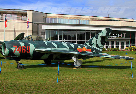 Tiêm kích MiG-17F (số hiệu 7469) tại Bảo tàng hàng không trong khuôn viên sân bay quốc tế King County (bang Washington). Tiêm kích MiG-17F (số hiệu 7469) tại Bảo tàng hàng không trong khuôn viên sân bay quốc tế King County (bang Washington).