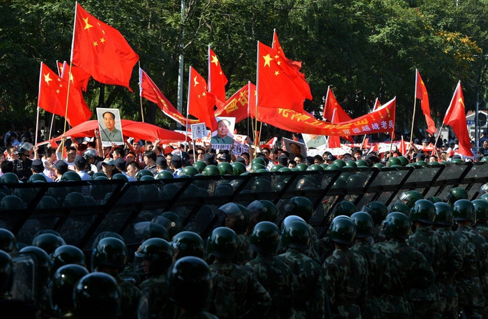 Cách khoảng vài trăm mét bên ngoài Đại sứ quán Nhật Bản đang đóng cửa tạm thời, cảnh sát đã lập nhiều rào sắt và đứng chắn thành các bức tường rào an ninh dày đặc