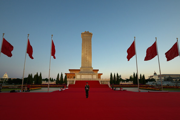 Một người lính đứng gác tại Thiên An Môn.