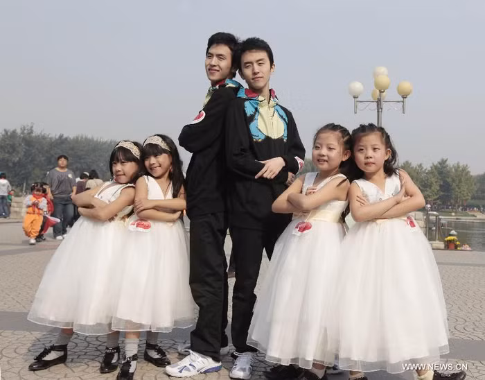 3 cặp song sinh cùng tạo dáng chụp ảnh khi tham gia lễ hội.