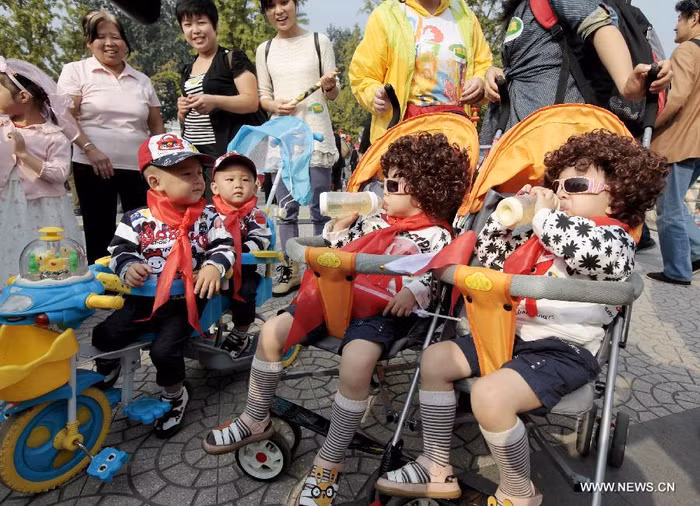 Các cậu bé được bố mẹ chuẩn bị những bộ trang phục cầu kỳ và khá độc đáo.