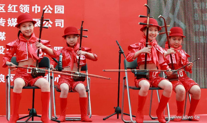 4 cô bé sinh tư đang trổ tài chơi nhạc. Các hoạt động trong ngày của lễ hội bao gồm chương trình tài năng, từ thiện, giúp đỡ lẫn nhau và các hoạt động tương tác khác... 4 cô bé sinh tư đang trổ tài chơi nhạc. Các hoạt động trong ngày của lễ hội bao gồm chương trình tài năng, từ thiện, giúp đỡ lẫn nhau và các hoạt động tương tác khác...