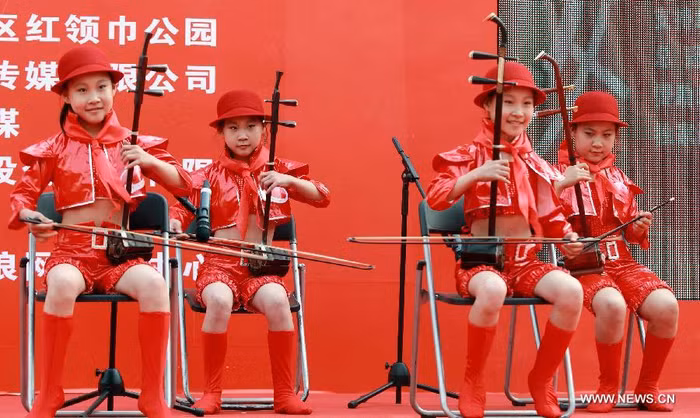 4 cô bé sinh tư đang trổ tài chơi nhạc. Các hoạt động trong ngày của lễ hội bao gồm chương trình tài năng, từ thiện, giúp đỡ lẫn nhau và các hoạt động tương tác khác...