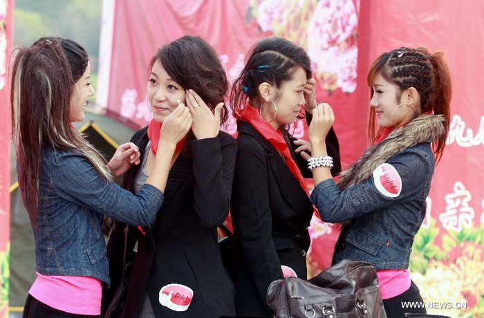 Một cặp song sinh giúp hai chị em khác trang điểm khi tham gia lễ hội. Một cặp song sinh giúp hai chị em khác trang điểm khi tham gia lễ hội.