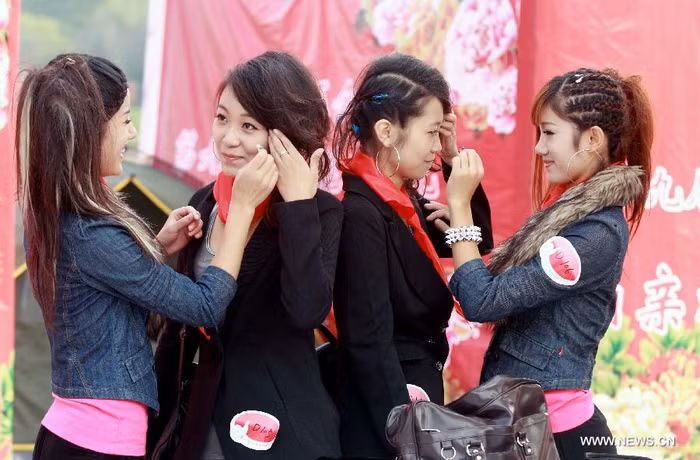 Một cặp song sinh giúp hai chị em khác trang điểm khi tham gia lễ hội.