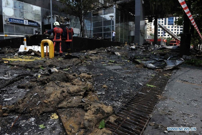 Những mảnh vỡ cháy đen bị rơi xuống từ toà cao ốc. Những mảnh vỡ cháy đen bị rơi xuống từ toà cao ốc.