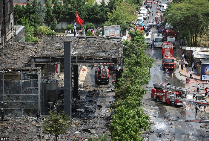Nguyên nhân gây ra đám cháy ban đầu được xác định có thể là do trục trặc trong hệ thống điều hoà. Nguyên nhân gây ra đám cháy ban đầu được xác định có thể là do trục trặc trong hệ thống điều hoà.