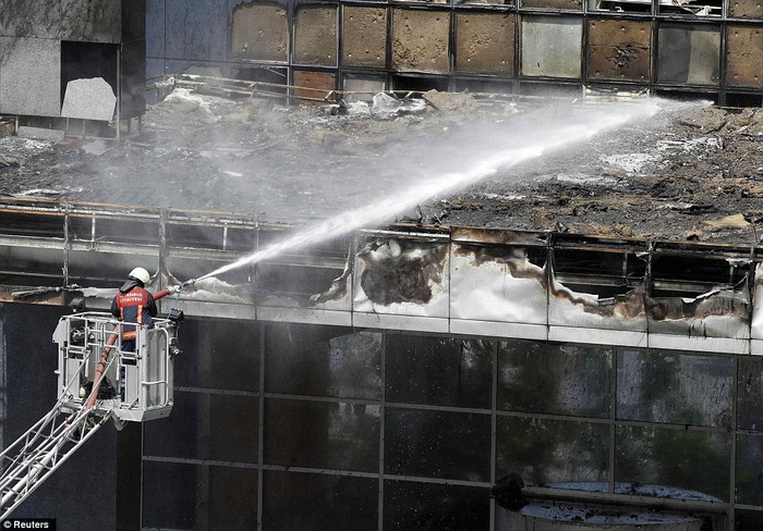 Các nhân viên cứu hoả đã phải chiến đấu với ngọn lửa trong nhiều giờ đồng hồ. Các nhân viên cứu hoả đã phải chiến đấu với ngọn lửa trong nhiều giờ đồng hồ.