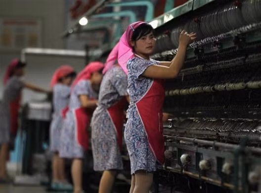 Các nữ công nhân làm việc trong nhà máy dệt Kim Jong-suk.