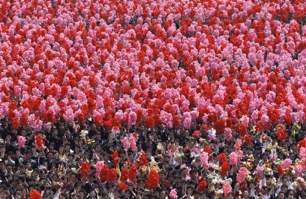 Quảng trường Kim Il-Sung tràn ngập hoa vào ngày 9/4.