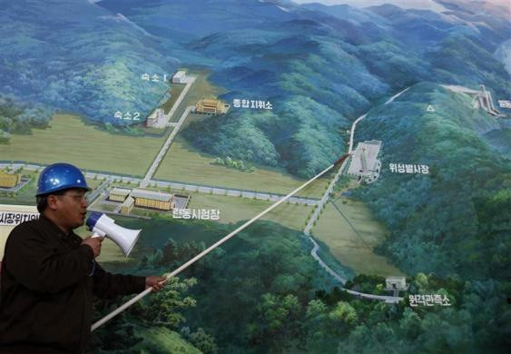 Jang Myong Jin, Giám đốc Trung tâm Phóng Duyên hải miền Tây giới thiệu quá trình phóng tên lửa Unha-3. Jang Myong Jin, Giám đốc Trung tâm Phóng Duyên hải miền Tây giới thiệu quá trình phóng tên lửa Unha-3.