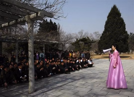 Những du khách tới tham quan Mangyongdae, nơi sinh của người sáng lập đất nước Kim Il-sung.