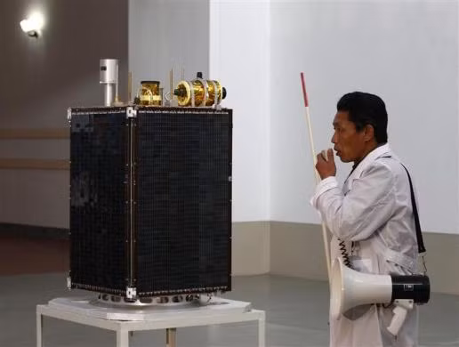 Một nhà khoa học giới thiệu các ứng dụng của vệ tinh Kwangmyongsong-3, được đưa vào quỹ đạo trên tên lửa Unha-3.