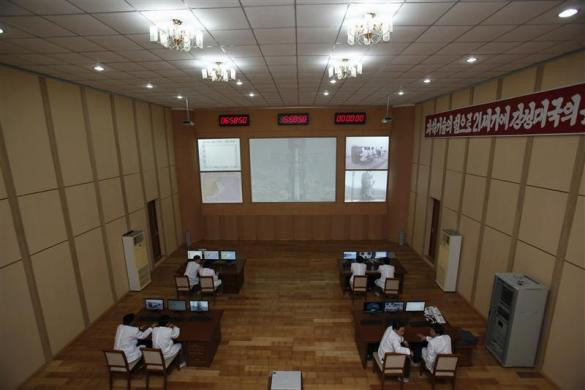 Các nhà khoa học theo dõi tên lửa trong phòng điều khiển. Các nhà khoa học theo dõi tên lửa trong phòng điều khiển.