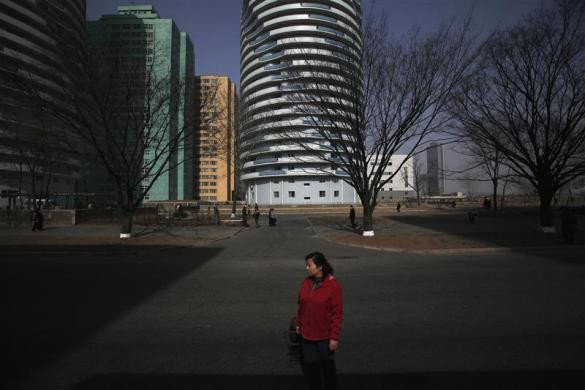 Chờ qua đường trên một con phố ở Bình Nhưỡng. Chờ qua đường trên một con phố ở Bình Nhưỡng.