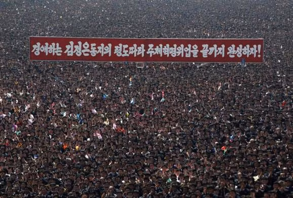 Hàng ngàn người dân tập trung tại quảng trường trong lễ khánh thành một bức chân dung cố chủ tịch Kim Jong-il tại Bình Nhưỡng