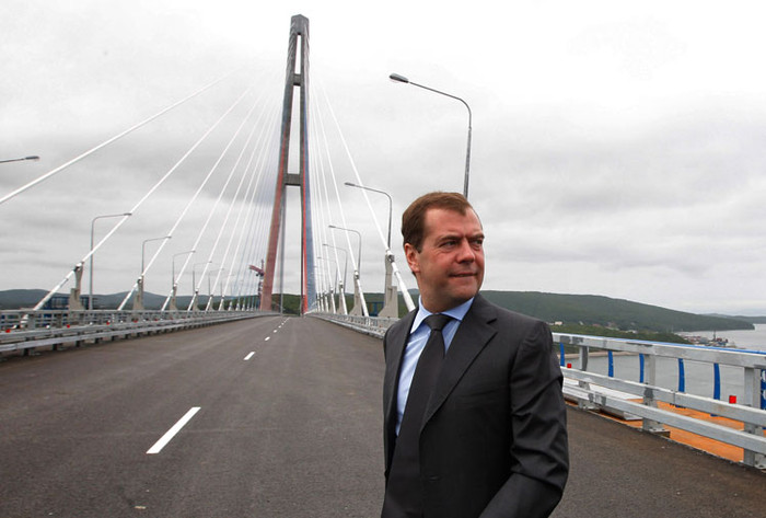 Thủ tướng Dmitry Medvedev đã tới thăm công trình này nhân chuyến đi kiểm tra công tác chuẩn bị cho Hội nghị APEC2012 vào tháng 9 tới. Thủ tướng Dmitry Medvedev đã tới thăm công trình này nhân chuyến đi kiểm tra công tác chuẩn bị cho Hội nghị APEC2012 vào tháng 9 tới.
