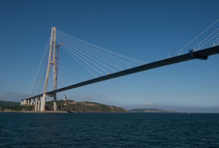Cây cầu được xây dựng với chi phí nhiều tỷ USD, có chiều dài tới 1104m nối Vladivostok với đảo Russky và bắc qua biển. Cây cầu được xây dựng với chi phí nhiều tỷ USD, có chiều dài tới 1104m nối Vladivostok với đảo Russky và bắc qua biển.