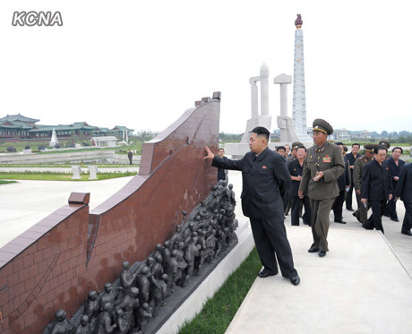 Ông Kim đích thân kiểm tra chất lượng của công viên Folk. Ông Kim đích thân kiểm tra chất lượng của công viên Folk.