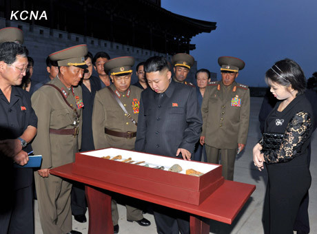 Vợ chồng ông Kim Jong-un chiêm ngưỡng các mẫu vật cổ. Vợ chồng ông Kim Jong-un chiêm ngưỡng các mẫu vật cổ.