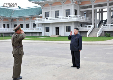 Ông Kim Jong-un nhận chào báo cáo. Ông Kim Jong-un nhận chào báo cáo.