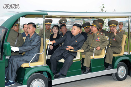 Đi cùng với vợ chồng ông Kim Jong-un là các quan chức quân đội. Đi cùng với vợ chồng ông Kim Jong-un là các quan chức quân đội.