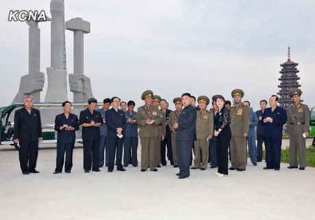 Vợ chồng Kim Jong-un thăm công viên Folk sắp được hoàn thành tại Bình Nhưỡng. Vợ chồng Kim Jong-un thăm công viên Folk sắp được hoàn thành tại Bình Nhưỡng.