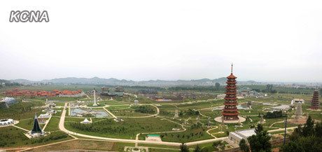 Một góc nhìn về khuôn viên rộng rãi của công viên mới xây dựng ở Bình Nhưỡng. Một góc nhìn về khuôn viên rộng rãi của công viên mới xây dựng ở Bình Nhưỡng.